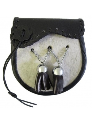 Escarcelle Blanc De Kilt De Peau De Vache De Garçons Avec L'aileron Formé Et Les Glands