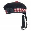 Usage Des Montagnes Écossais De Balmoral De Chapeau Blanc Noir Rouge De Capot