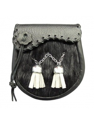 Aileron Et Glands Formés Par Escarcelle Noir De Kilt De Peau De Vache De Garçons