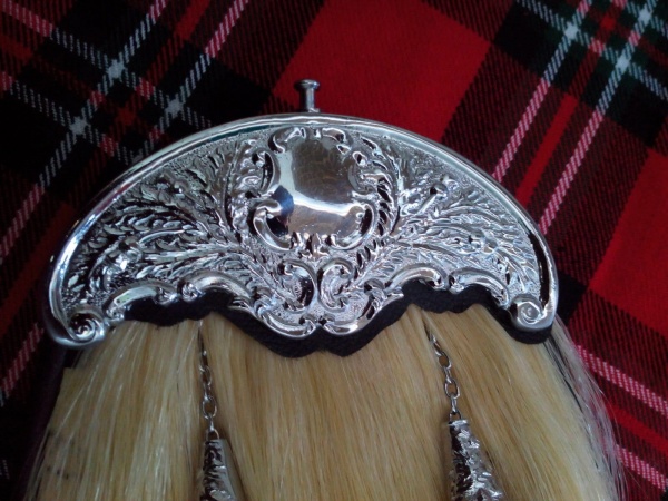 Escarcelle De Cheveux De Cheval Blanc Avec Les Glands Noirs