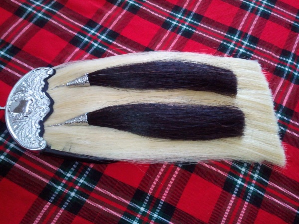 Escarcelle De Cheveux De Cheval Blanc Avec Les Glands Noirs