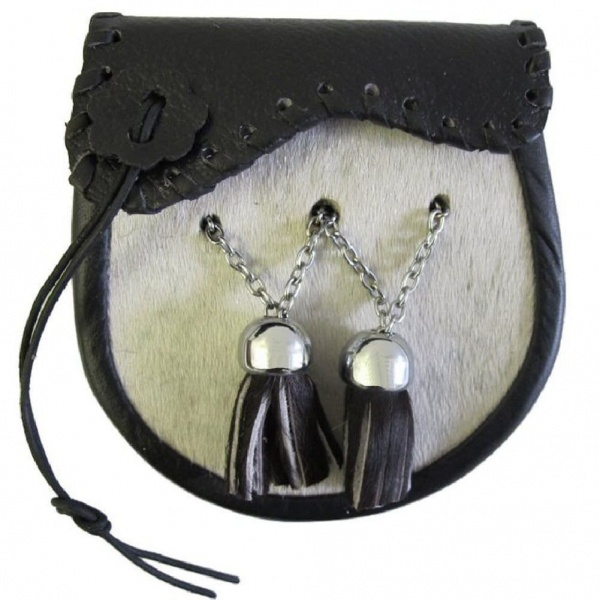 Escarcelle Blanc De Kilt De Peau De Vache De Garçons Avec L'aileron Formé Et Les Glands