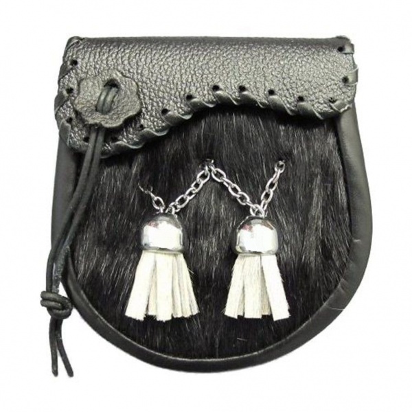 Aileron Et Glands Formés Par Escarcelle Noir De Kilt De Peau De Vache De Garçons