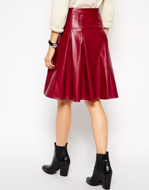 Jupe De Kilt Avec L'enveloppe En Cuir  