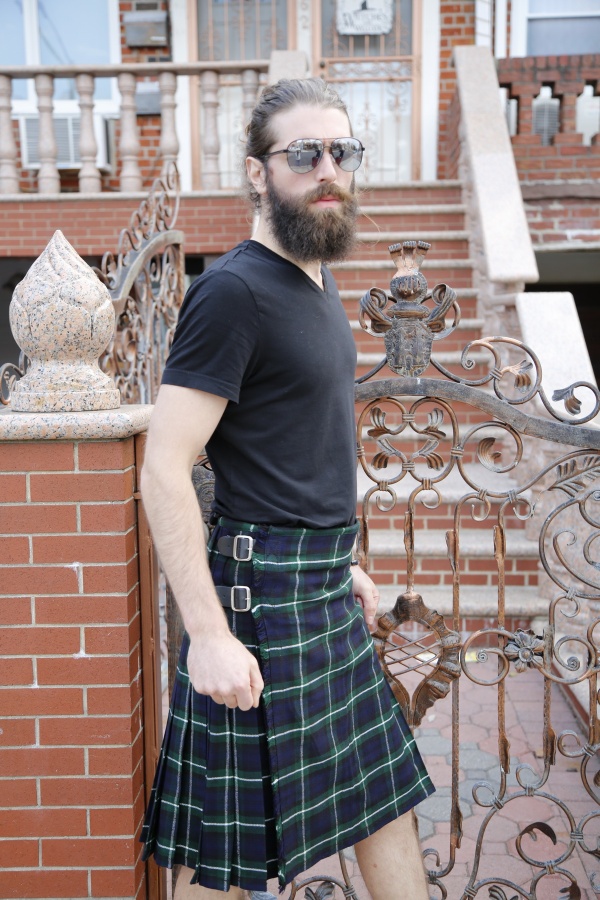 LAMONT TARTAN KILT - 8 YARD