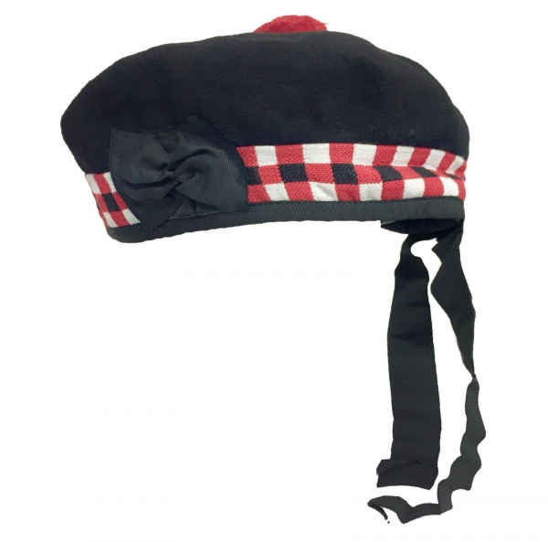 Usage Des Montagnes Écossais De Balmoral De Chapeau Blanc Noir Rouge De Capot